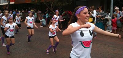 p2329-Bangtail-dancers-sm