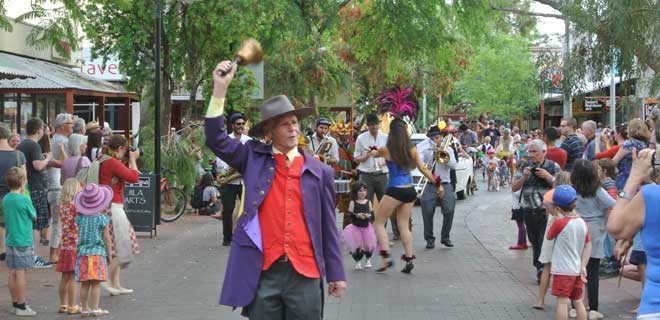 p2043-Fest-parade-cryer-660