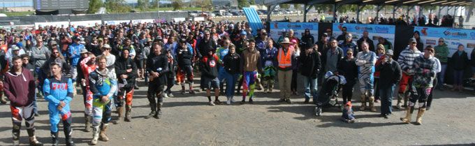 p2334-Finke-crowd