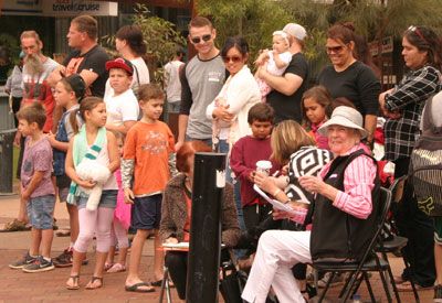 p2329-Bangtail-crowd-3