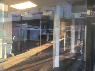 p2575 Mall empty shop 7 400