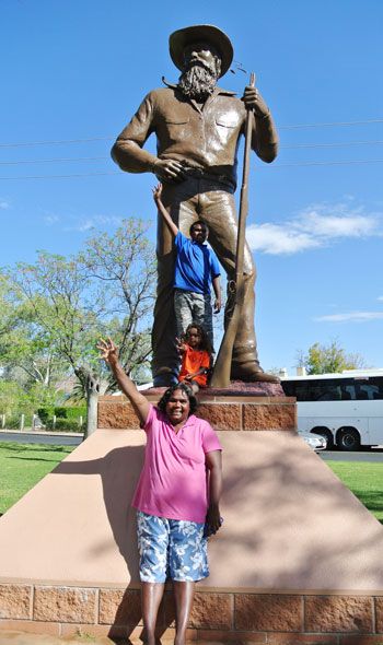 p2134-JMS-statue-Aborigines