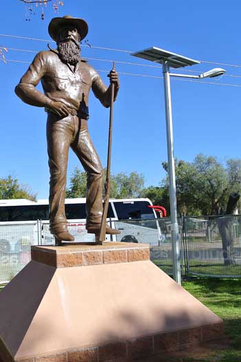 p2132-Stuart-statue-1