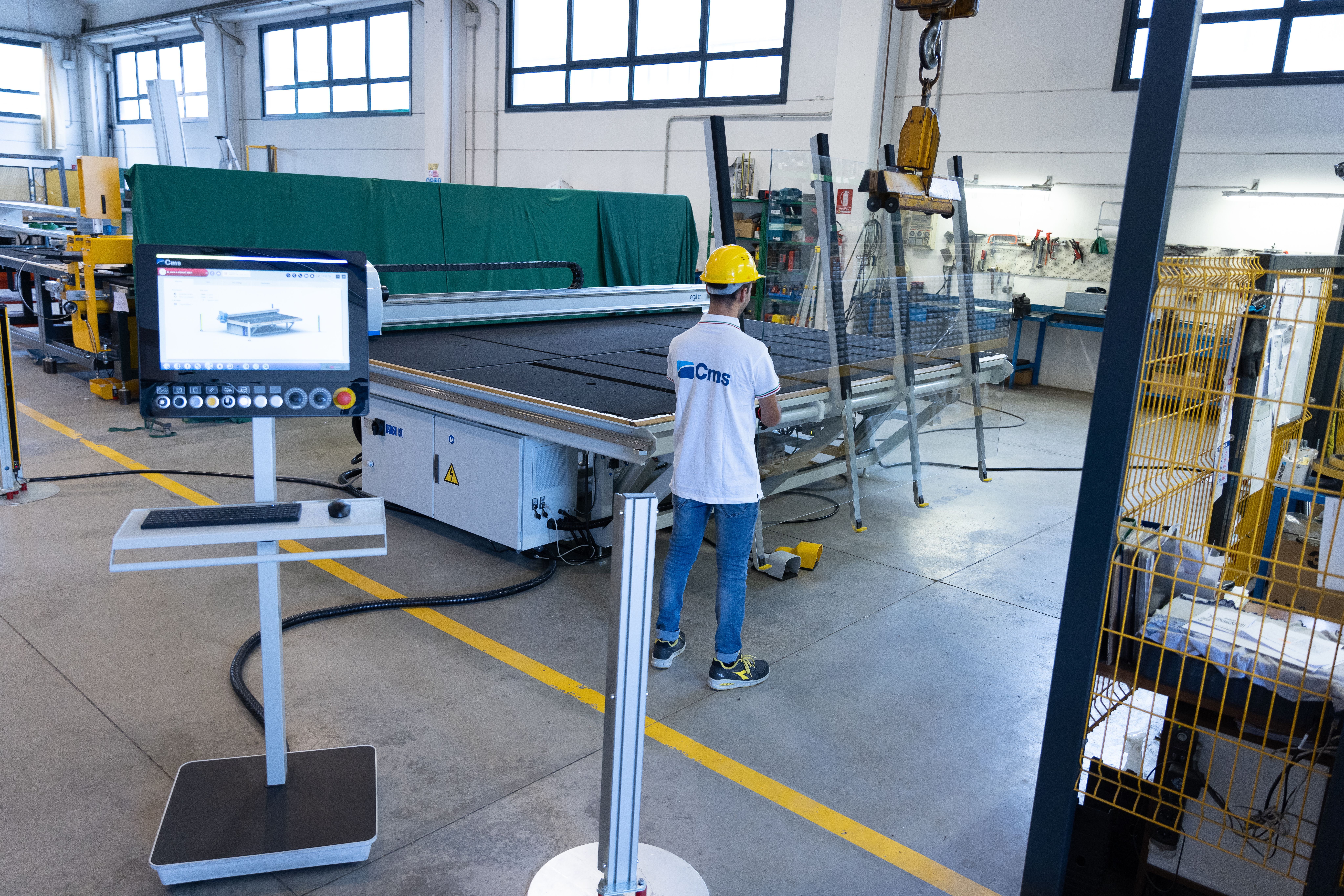 Compact and Versatile Automatic Glass Cutting