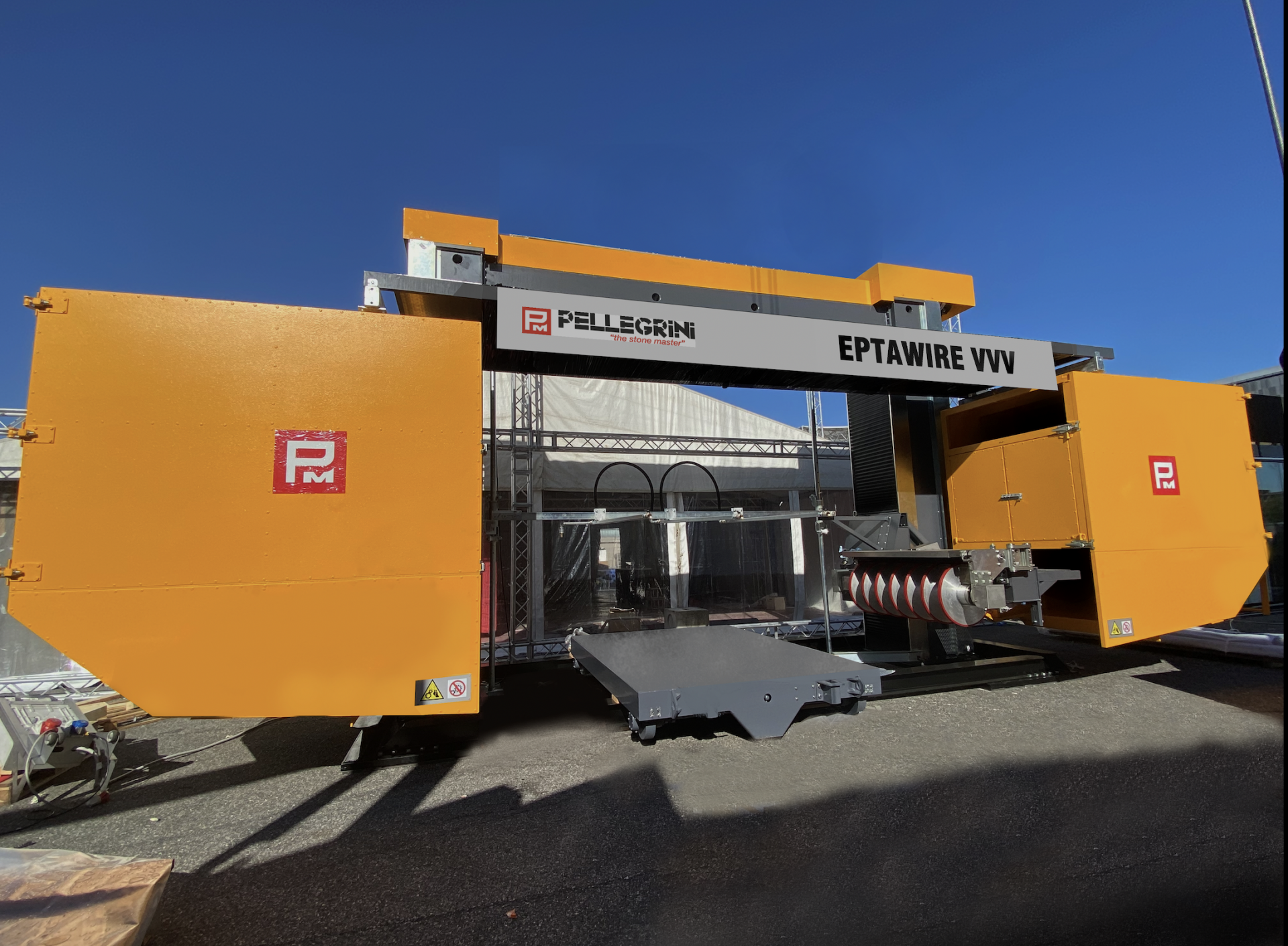EPTAWIRE VVV 7-wire multiwire plant featuring 7 large diameter motor flywheels, 7 large diameter tensioning flywheels to maximize the cutting performance and 7 independent wire guide wheels to ensure maximum flexibility.