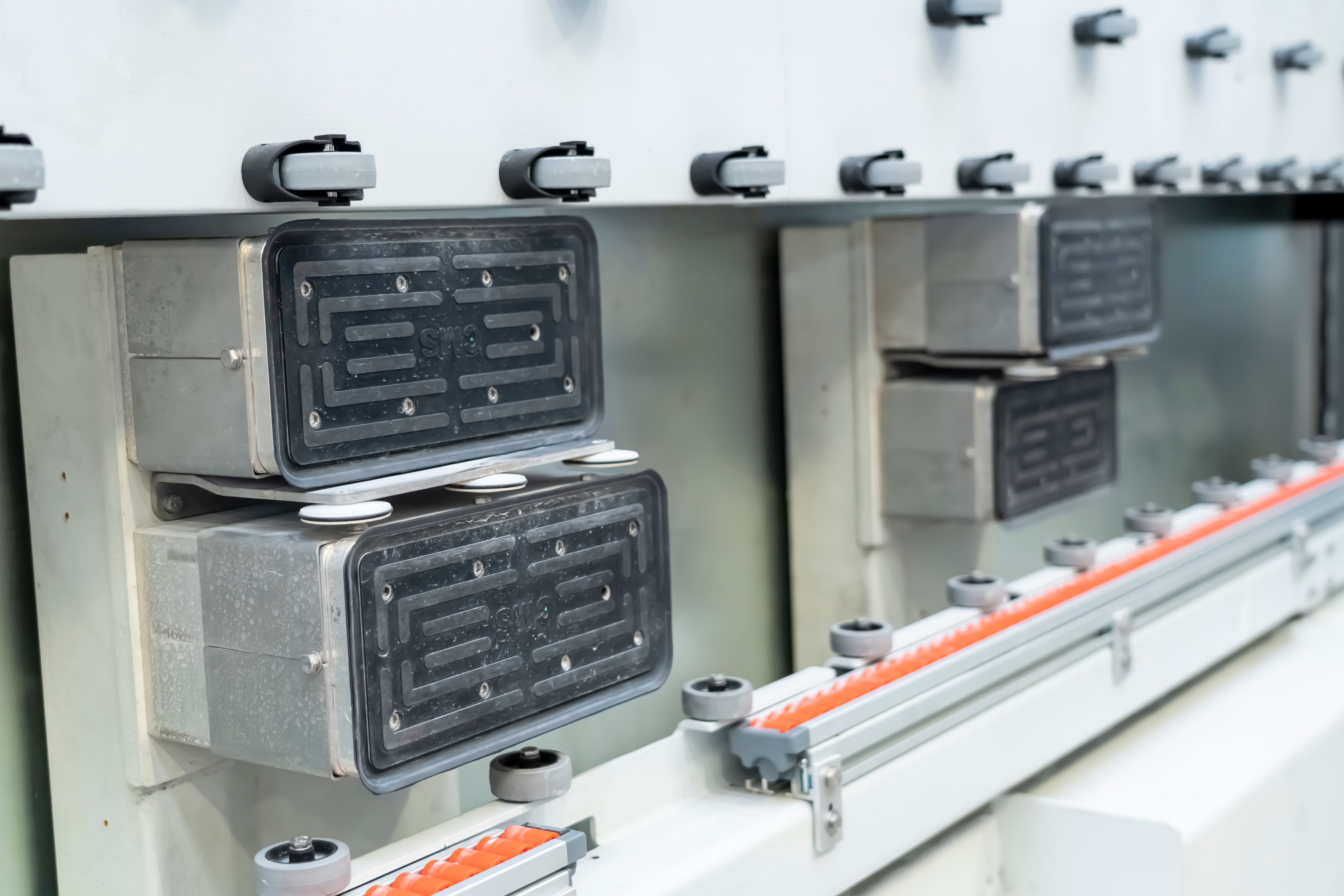 Efficient Vacuum Clamping Venturi-powered suction units provide secure glass holding while consuming less electricity than conventional vacuum pumps.
