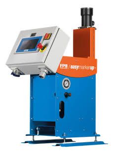 EASYMARKER UP+ Horizontal automatic glass marking machines are designed to operate on flat glass panels in horizontal position — the standard configuration of industrial flat glass processing lines. They integrate directly and flexibly into existing production flows, with in-line installation alongside cutting tables, edge-grinding machines, horizontal glass washing machines, tempering furnaces and lamination lines — without structural modifications to the line and without interrupting the production cycle. The marking gun position adjustment system and the automatic command synchronised with the panel feed cycle ensure continuous, precise and fully repeatable marking on every piece — regardless of production volume. The custom wear-resistant steel stencil guarantees that the engraved logo or regulatory content is identical on every panel, with stamp life optimised by the integrated electronic timer. The ideal automatic marking solution for tempered glass, laminated glass and flat construction glass processors.