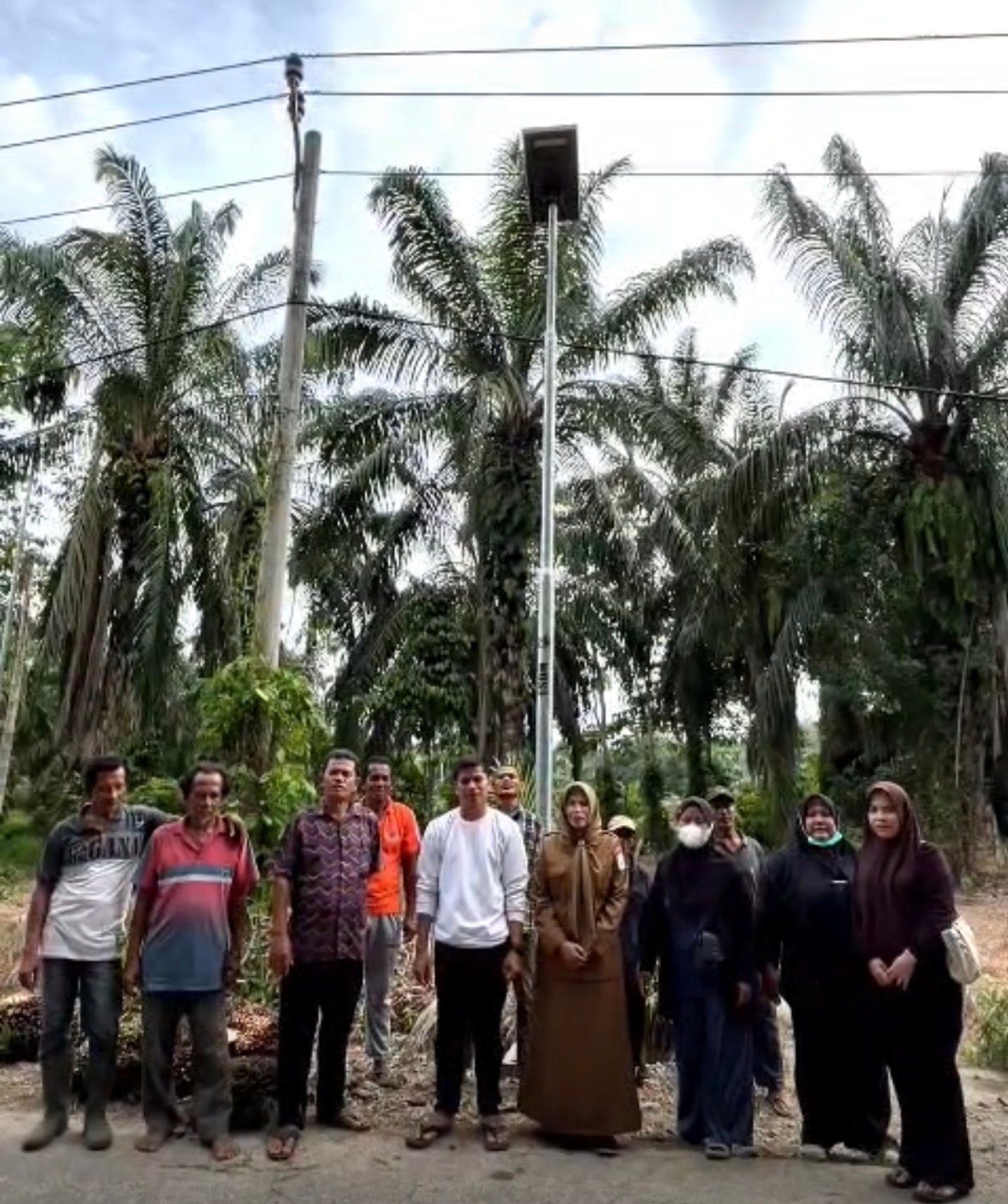 Pemasangan lampu penerangan jalan tenaga surya untuk mendukung pemulihan pascabanjir di Aceh Tamiang