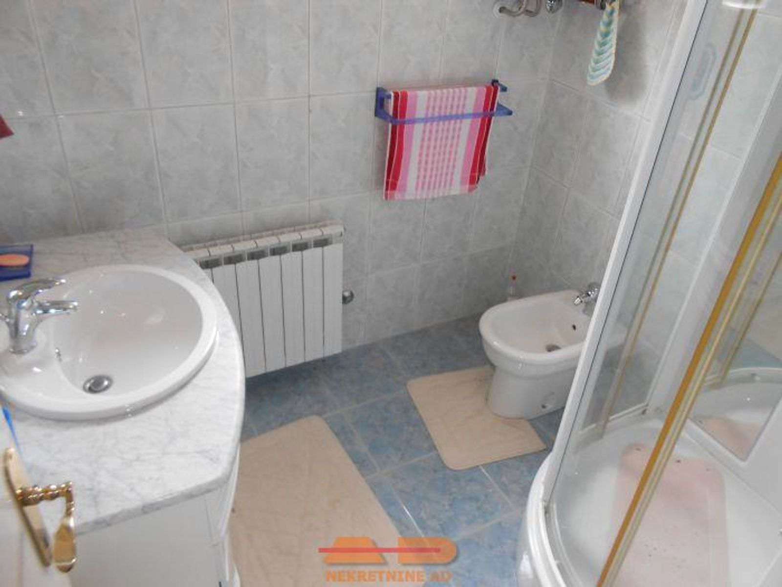 Kuća sa 2 stana, duplom garažom, dvor! — fotografija 27