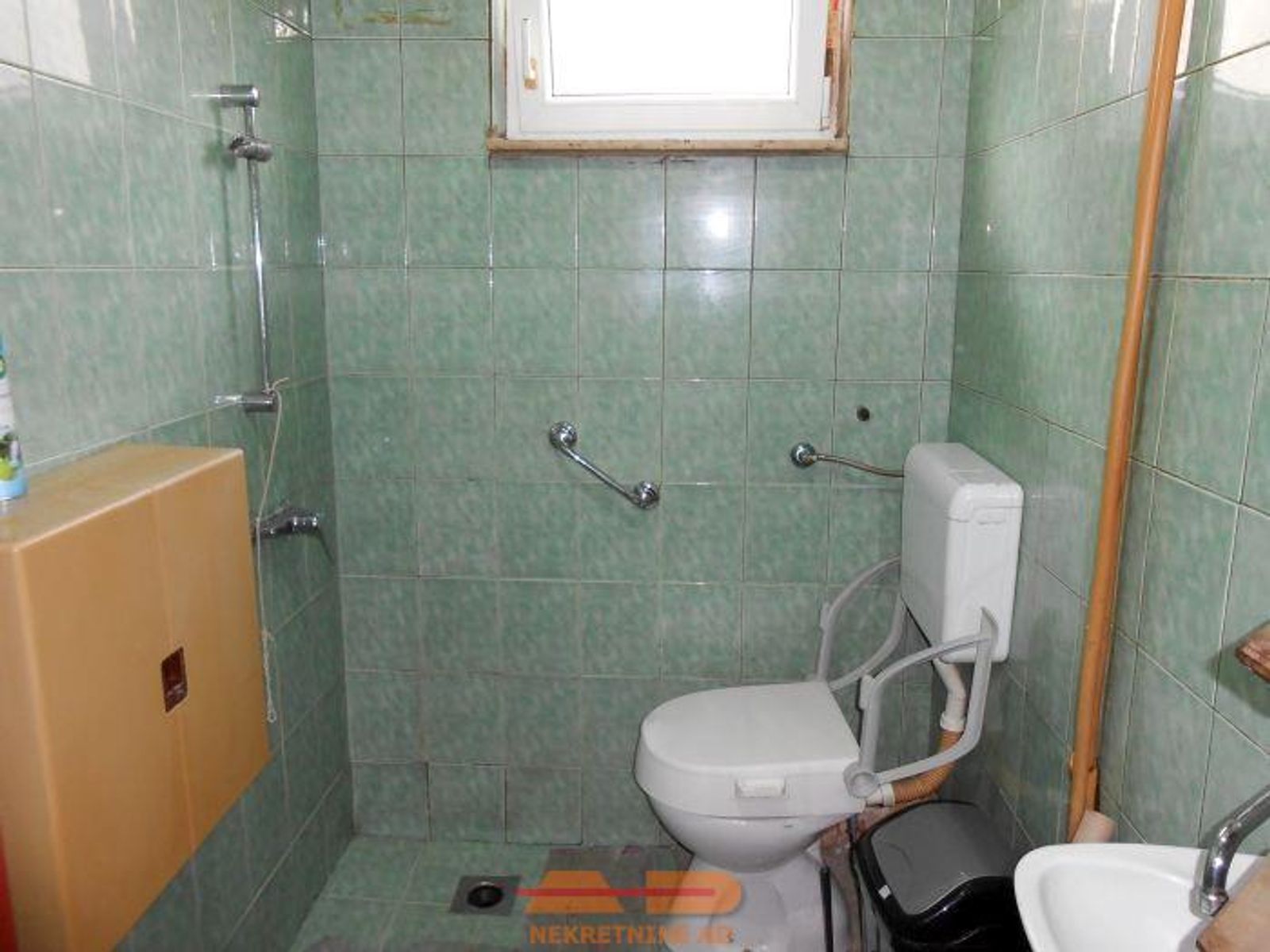 Kuća sa 2 stana, 3 garaže, poslovni objekt! — fotografija 18