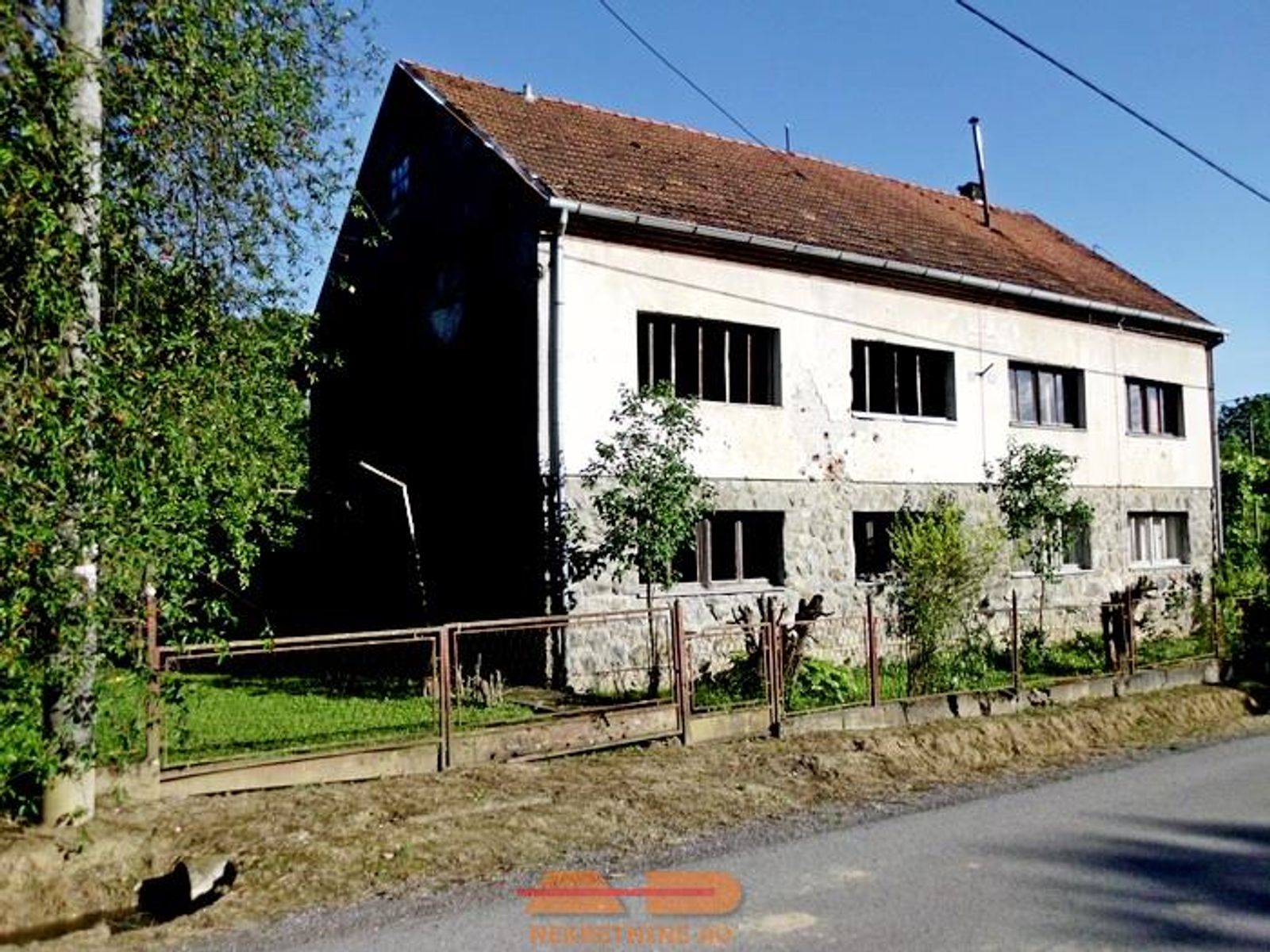 Useljiva kuća, dvor, garaža, Pakrac — fotografija 3