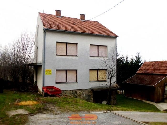 Kuća sa 2 odvojena stana, mirna lokacija!