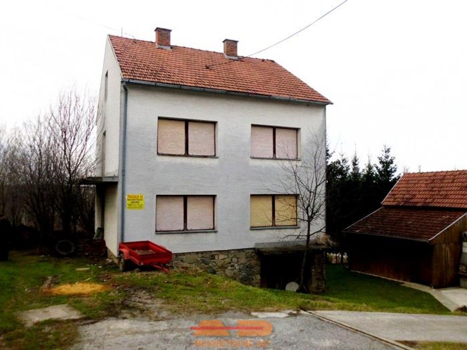 Kuća sa 2 odvojena stana, mirna lokacija!