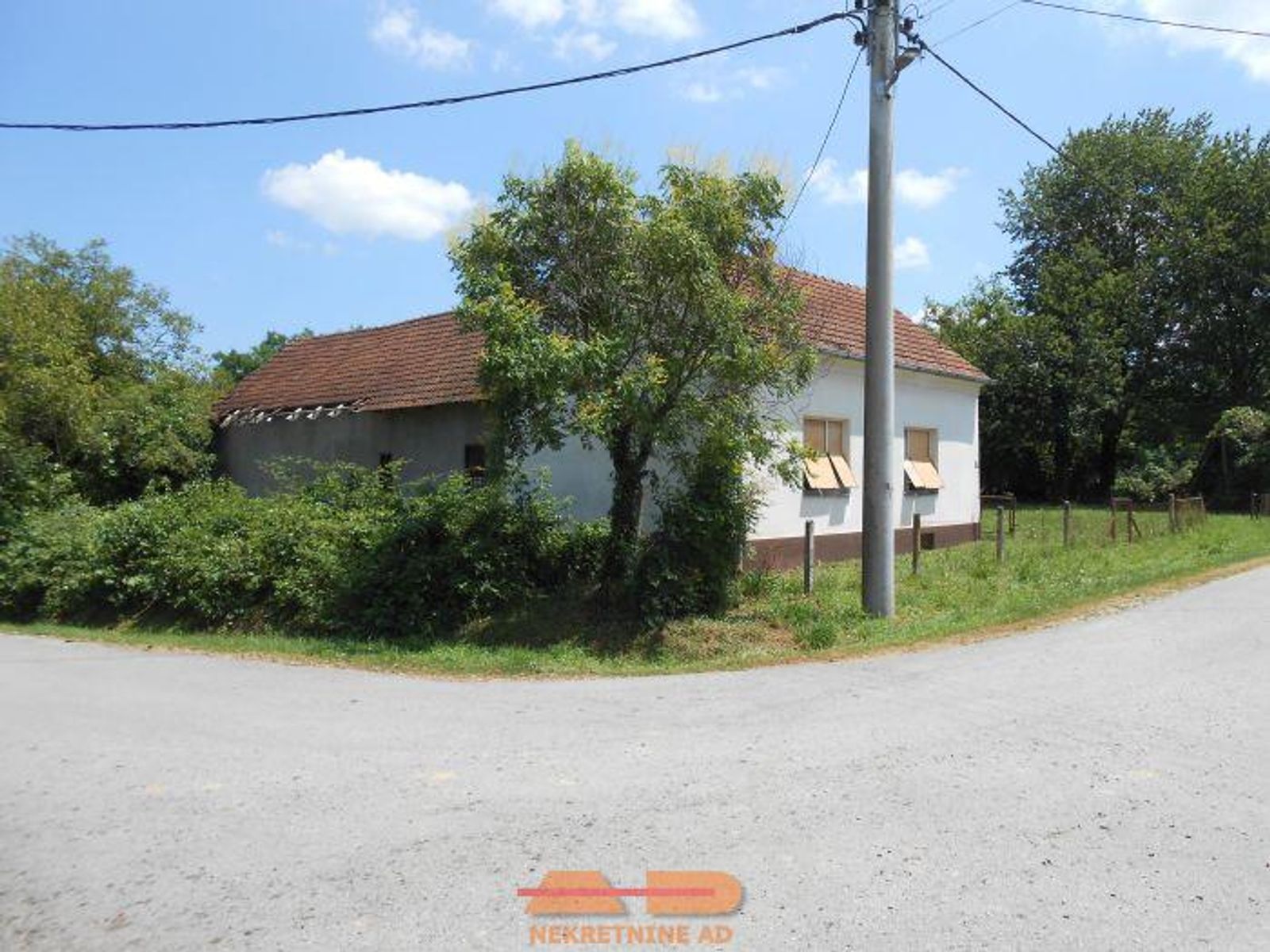 Kuća + pom. zgrade, Lipovac Majur — fotografija 1