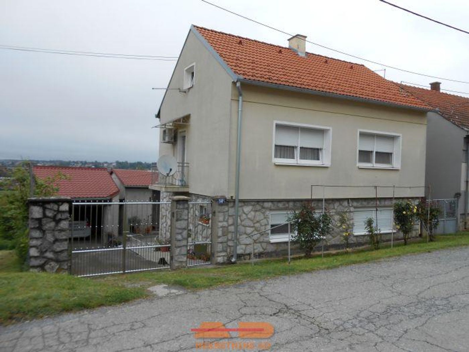 Renovirana, 2 garaže, prostrana parcela!