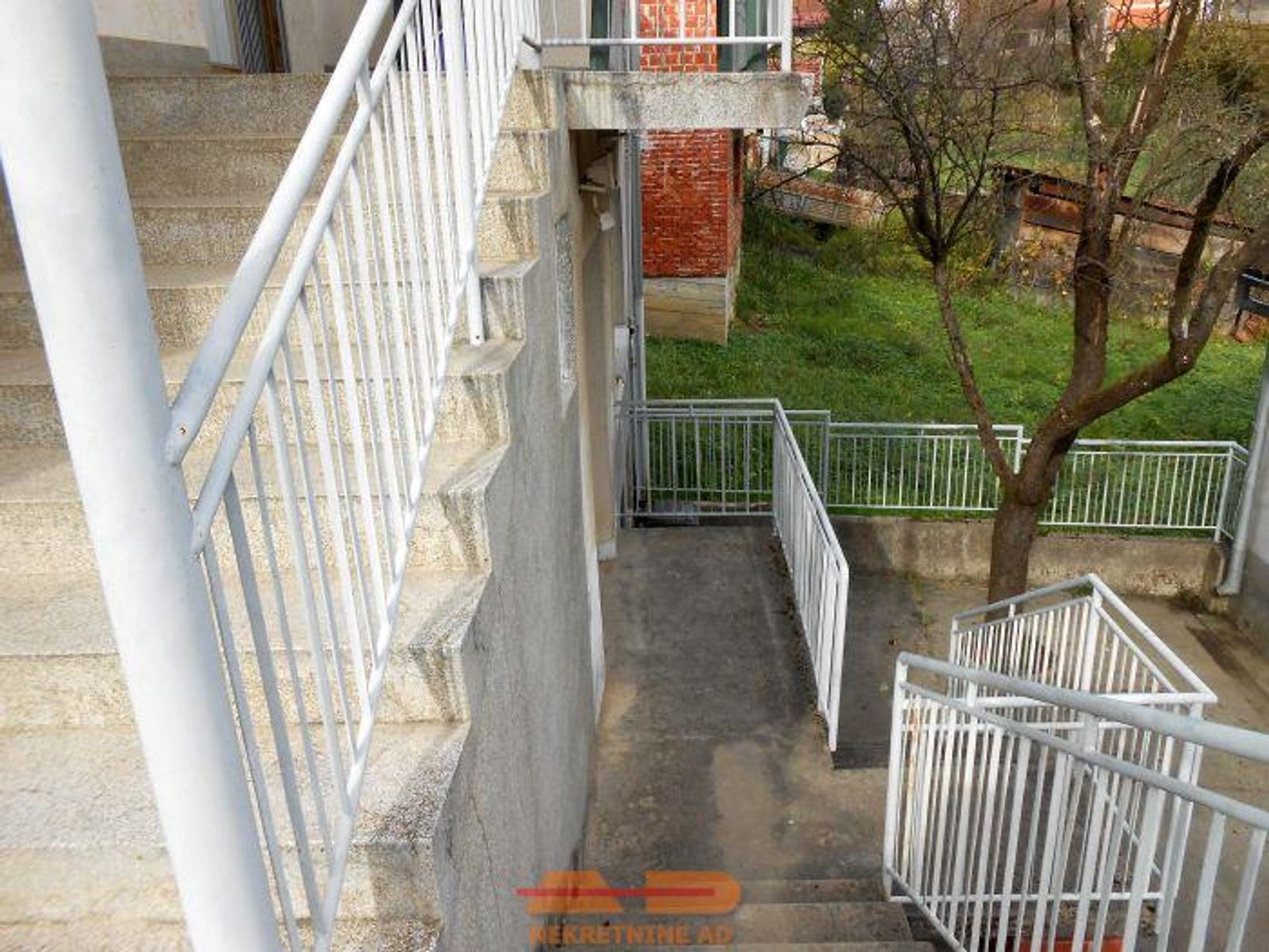 Kuća sa 2 odvojena stana, objekt, dvorište! — fotografija 18