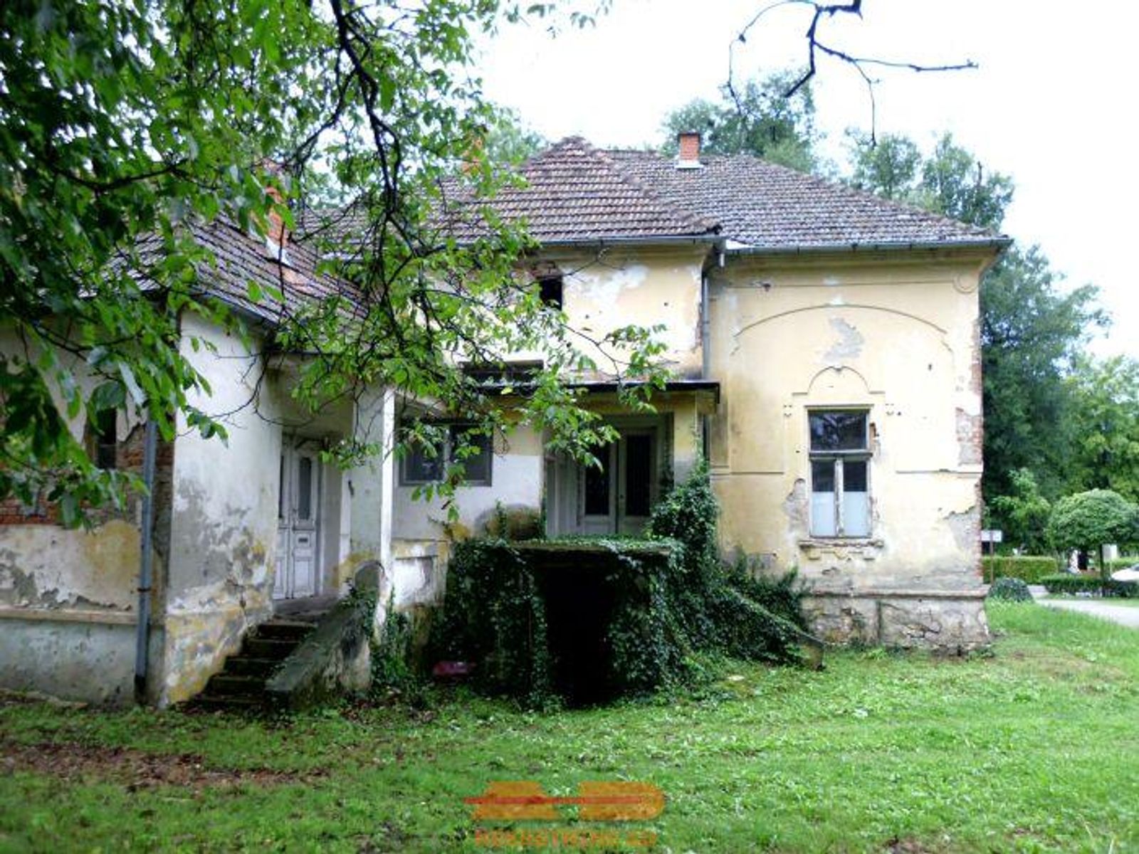 Stara vila pored Lječilišta, u centru Lipika! — fotografija 8