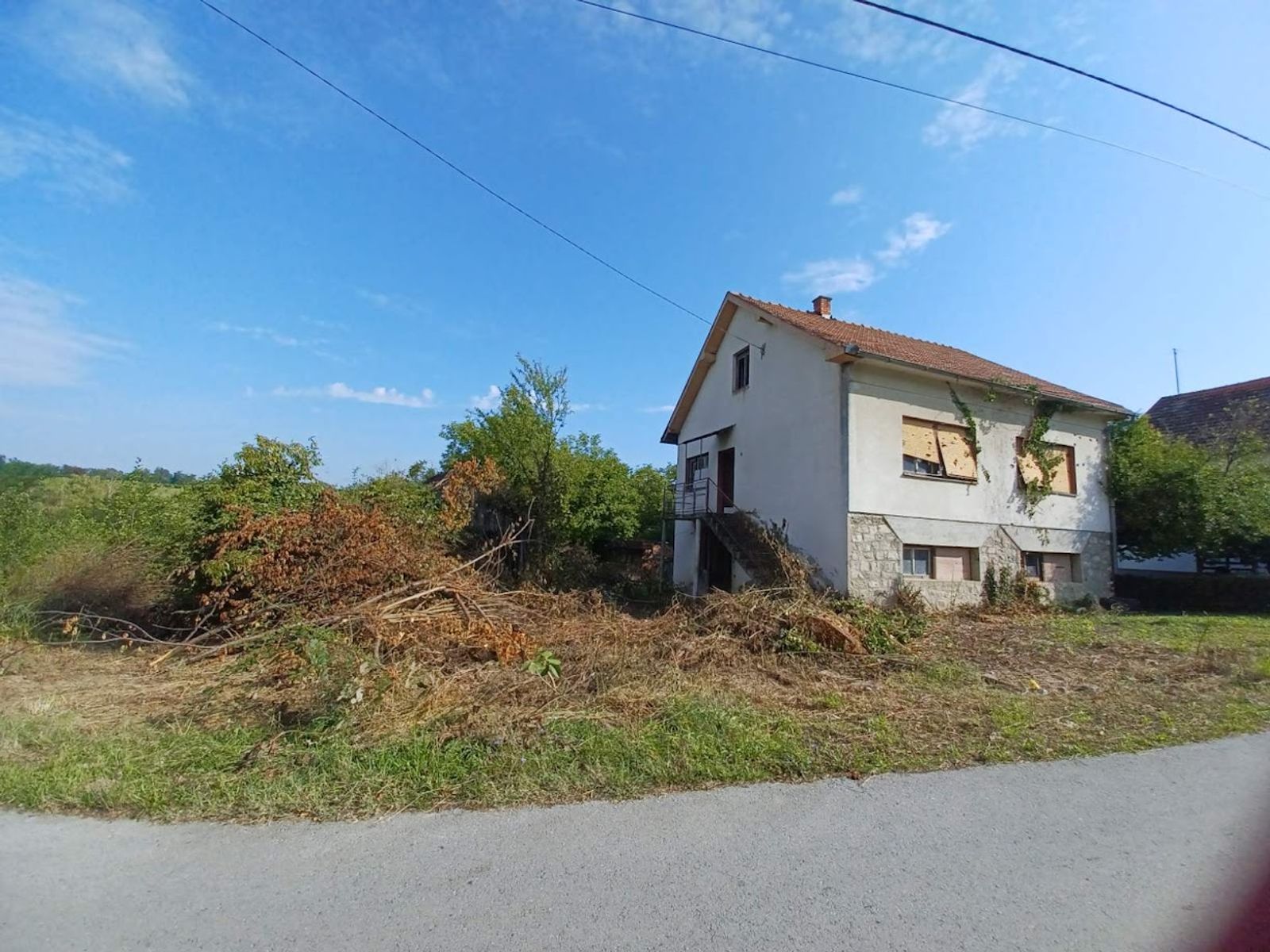 Kuća za adaptaciju sa 2 stana, mirna lokacija! — fotografija 2