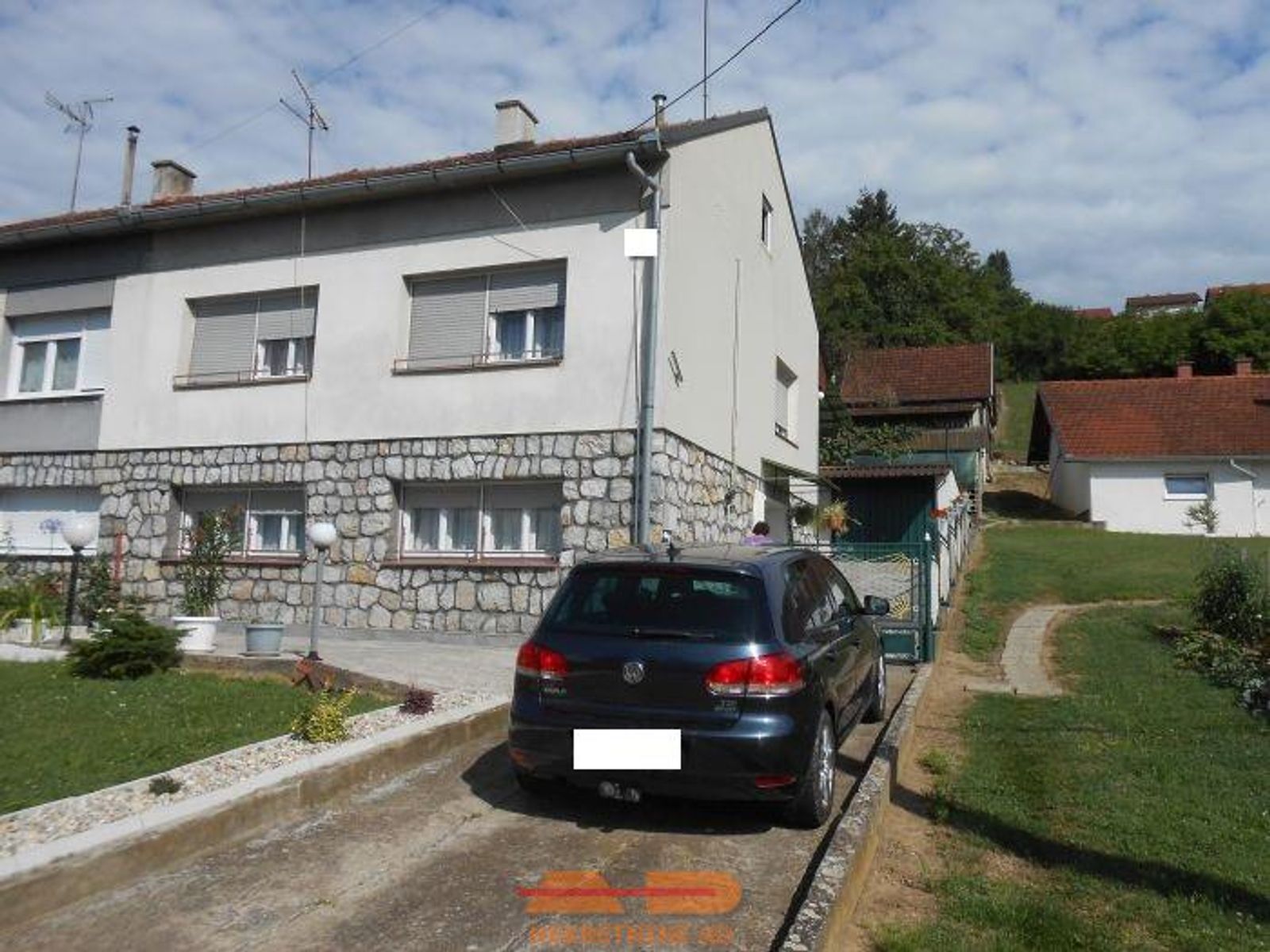 Useljiva, mogućnost 2 stana, objekti, lokacija!
