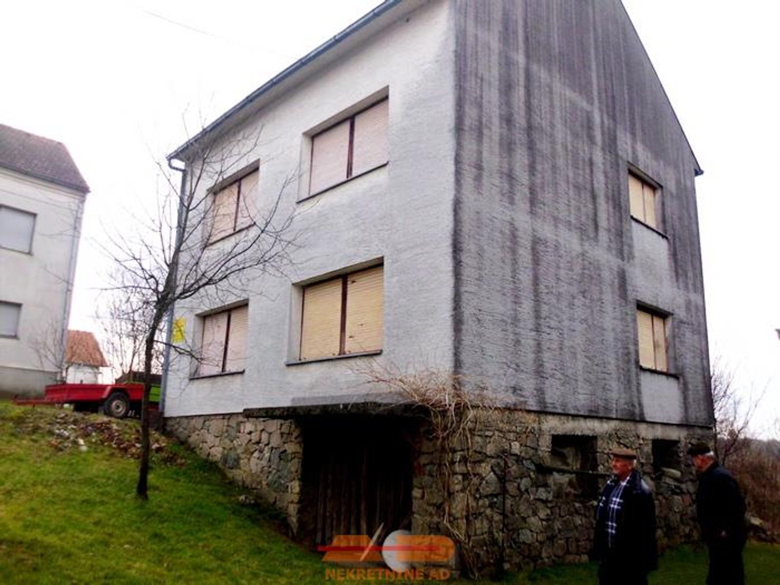 Kuća sa 2 odvojena stana, mirna lokacija! — fotografija 5