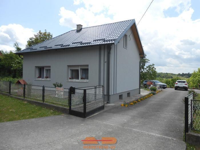 Renovirana- krov, fasada, stolarija, G. Daruvar!