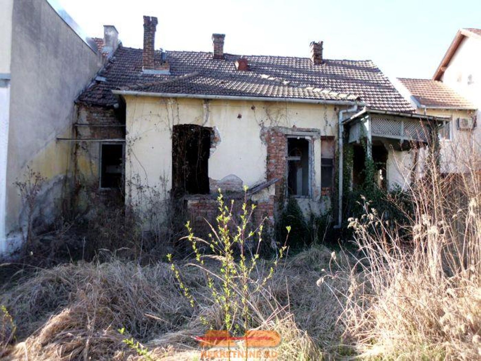 Starija kuća u centru Pakraca, lokal + stan! — fotografija 11