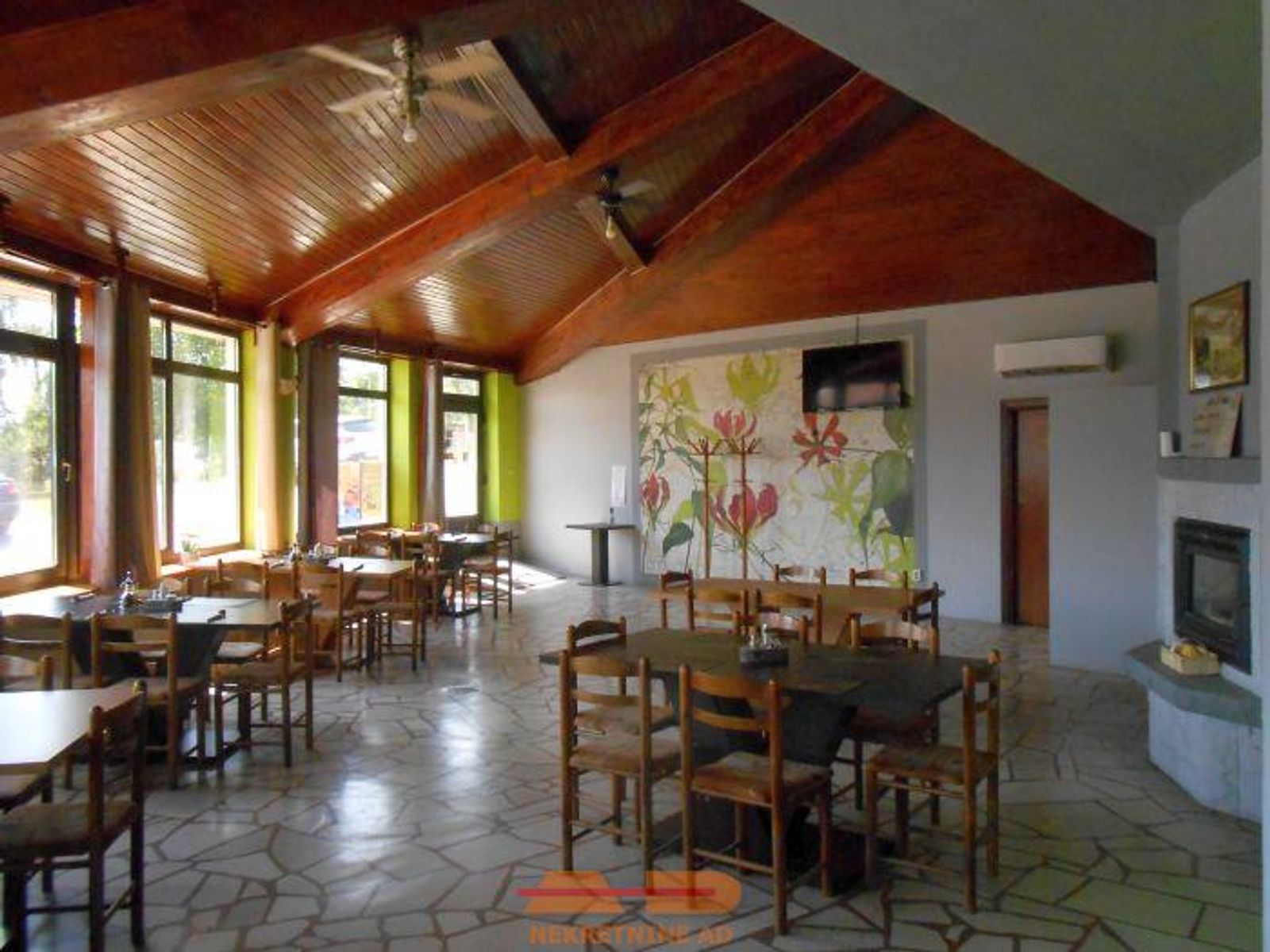 Uhodan, renoviran i opremljen bistro u Siraču! — fotografija 8