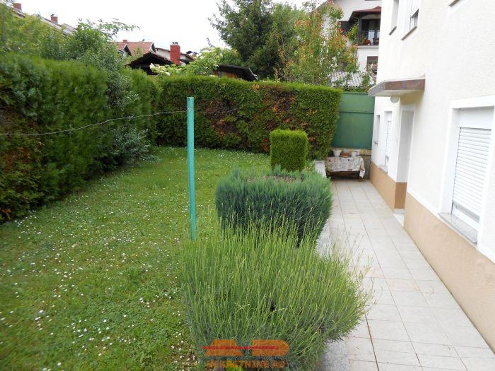 Kuća sa 2 stana, duplom garažom, dvor! — fotografija 5