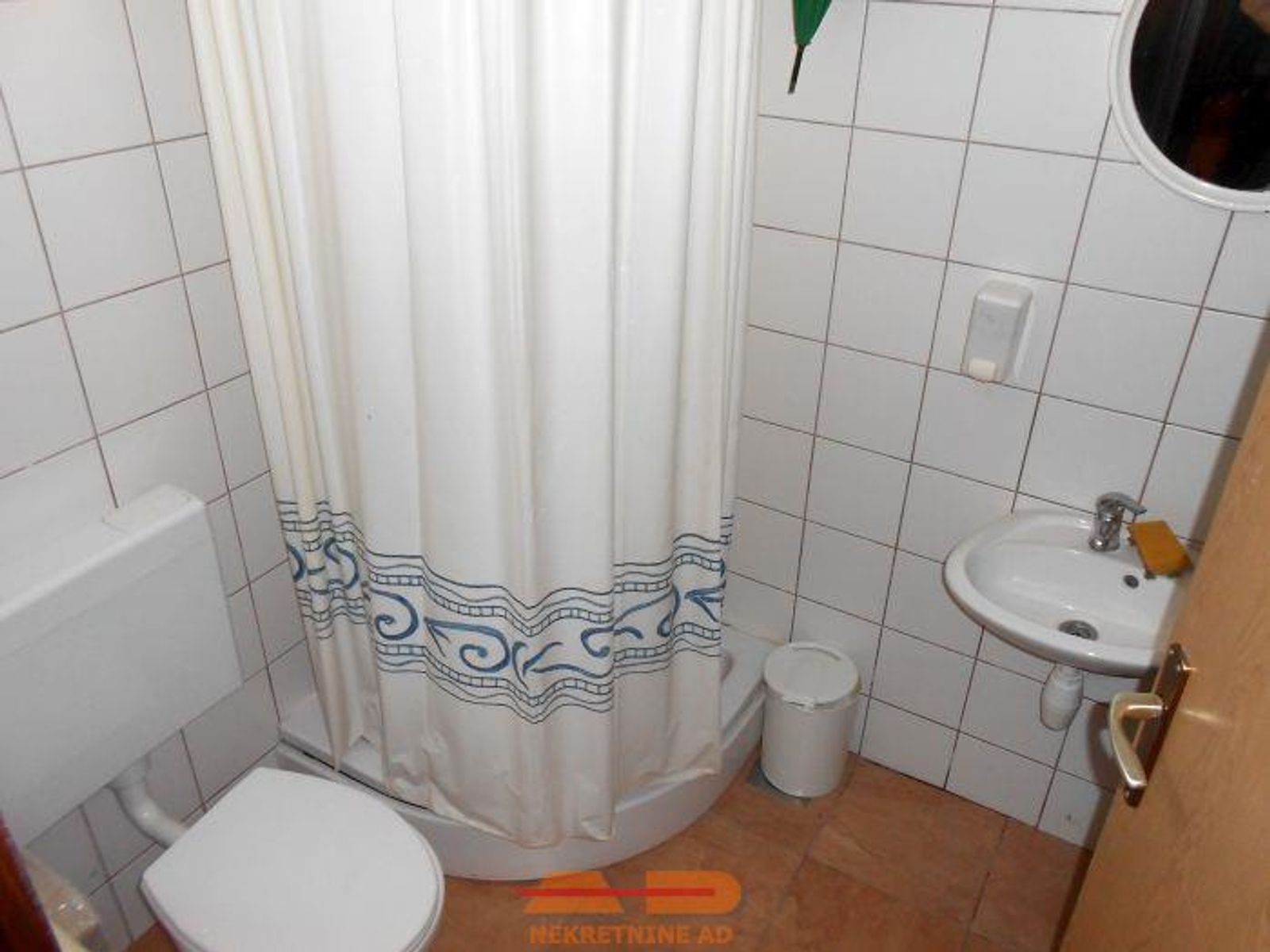 Uhodan, renoviran i opremljen bistro u Siraču! — fotografija 10