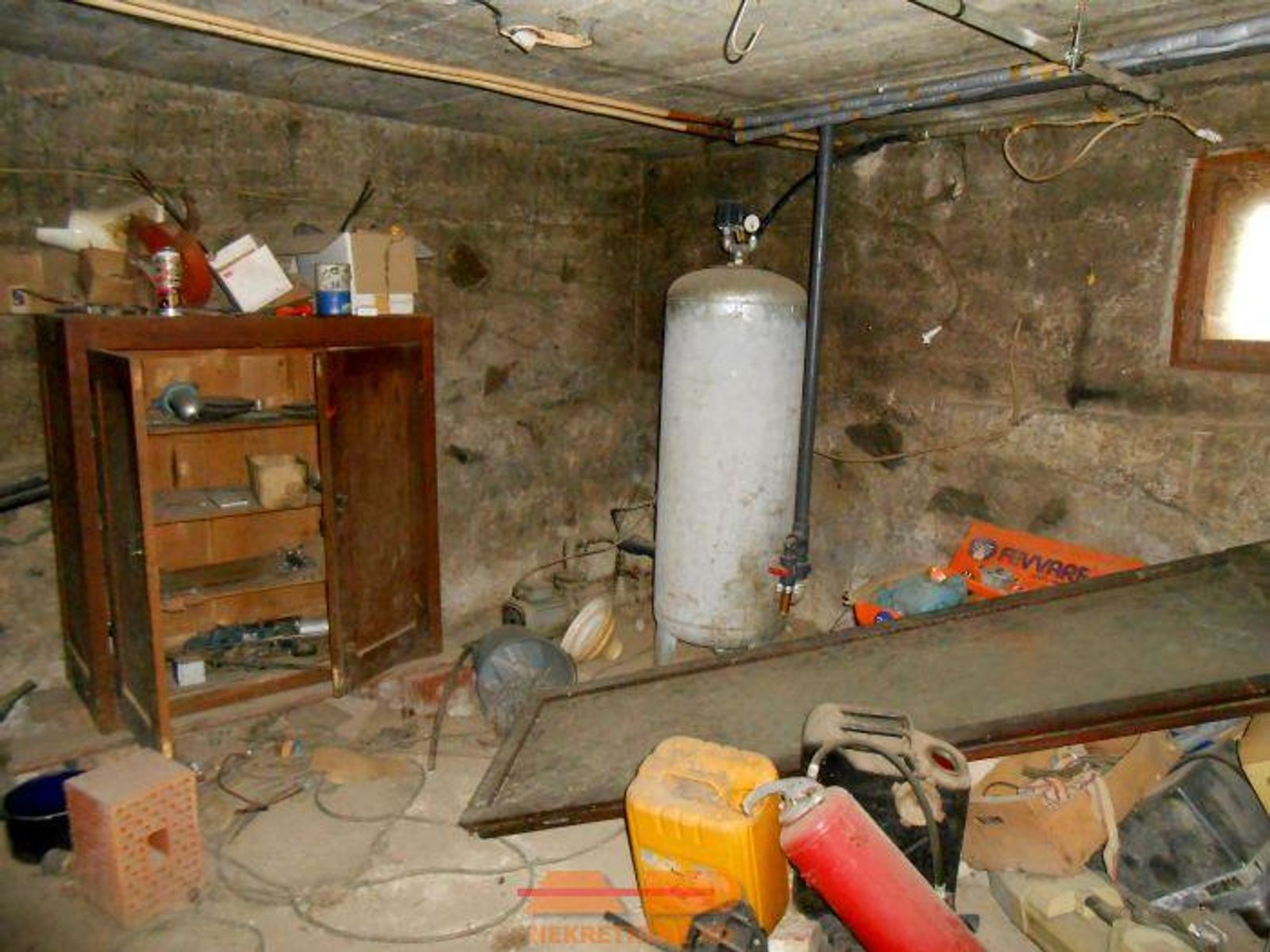 Kuća sa 2 stana, 3 garaže, poslovni objekt! — fotografija 13