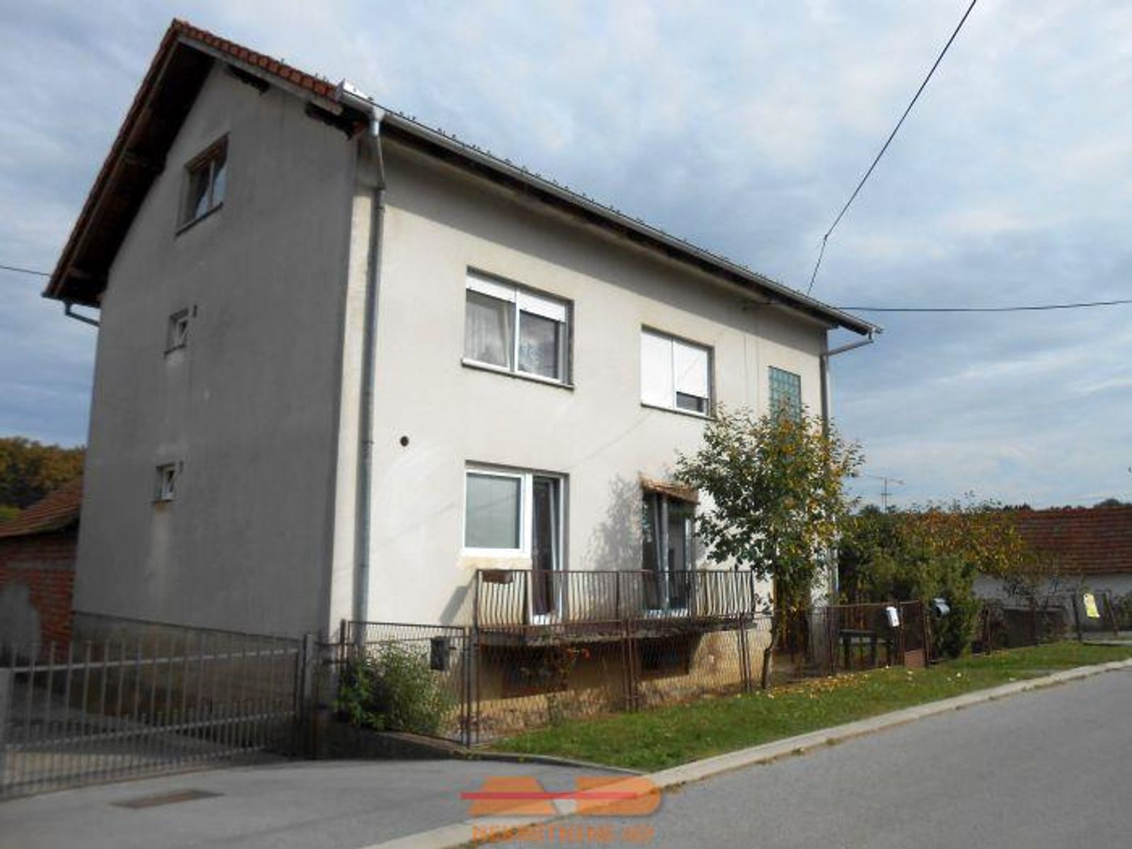 Kuća sa 2 stana, 3 garaže, poslovni objekt! — fotografija 2