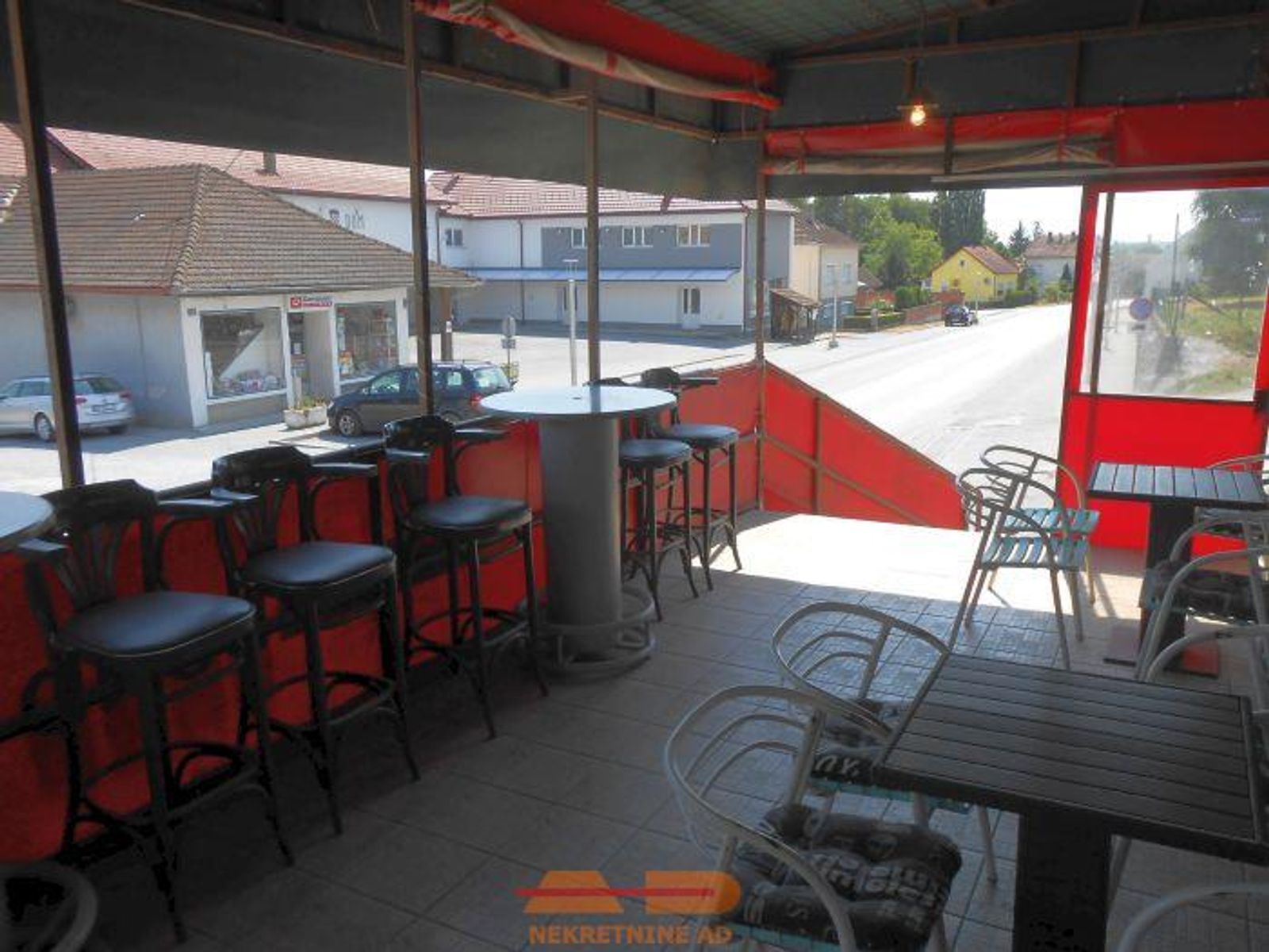 Uhodan, renoviran i opremljen bistro u Siraču! — fotografija 21
