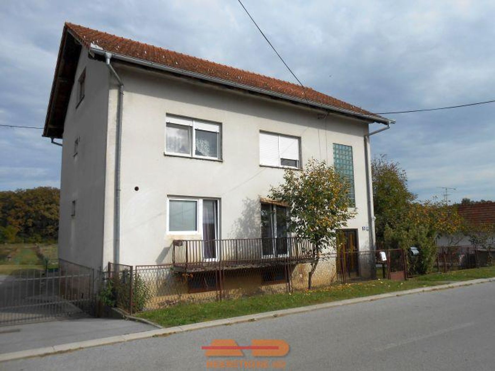 Kuća sa 2 stana, 3 garaže, poslovni objekt! — fotografija 1