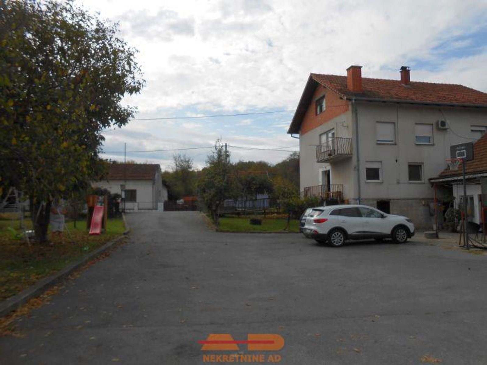 Kuća sa 2 stana, 3 garaže, poslovni objekt! — fotografija 9