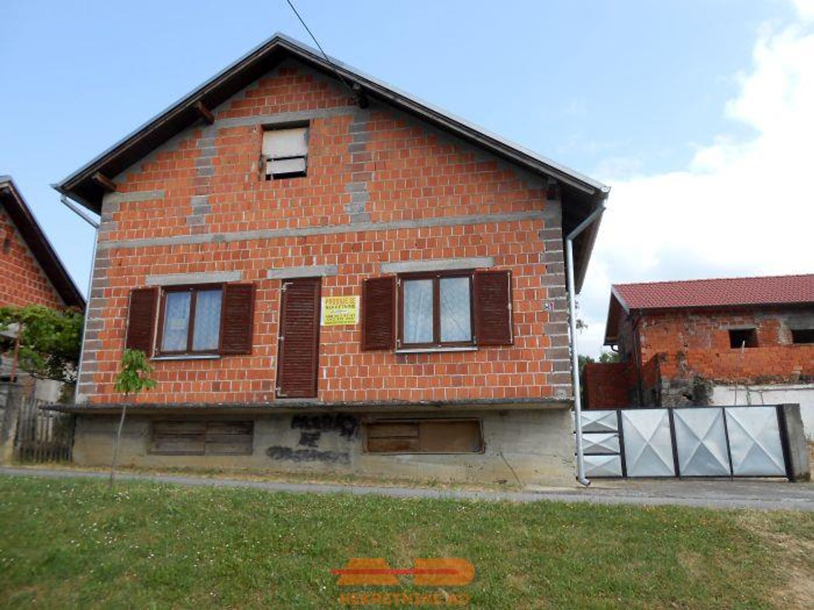 Novija kuća, dvor, voćnjak, Pakrac! — fotografija 1