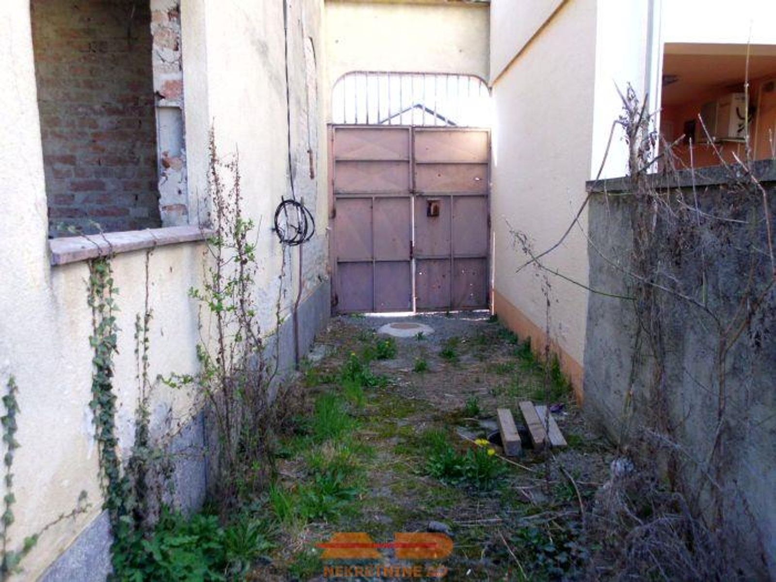 Starija kuća u centru Pakraca, lokal + stan! — fotografija 9