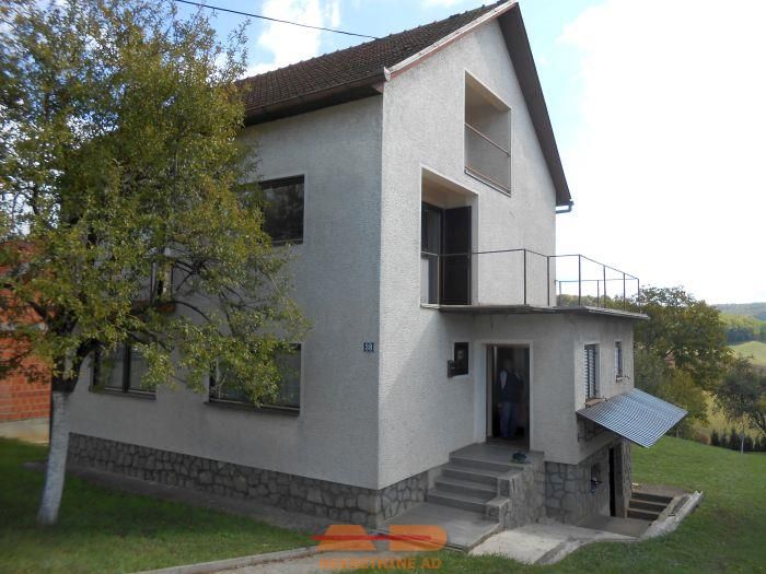 Kuća sa dvorištem, 1.8 km od centra grada!