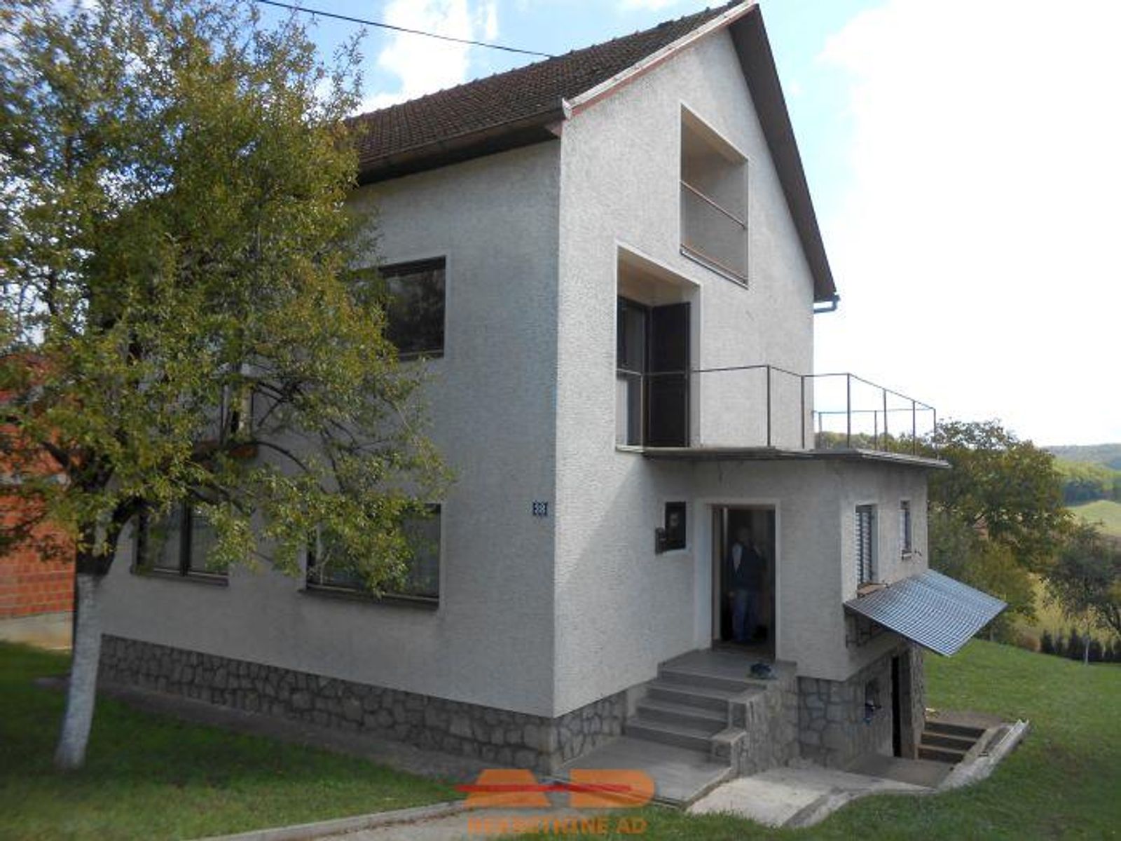 Kuća sa dvorištem, 1.8 km od centra grada!