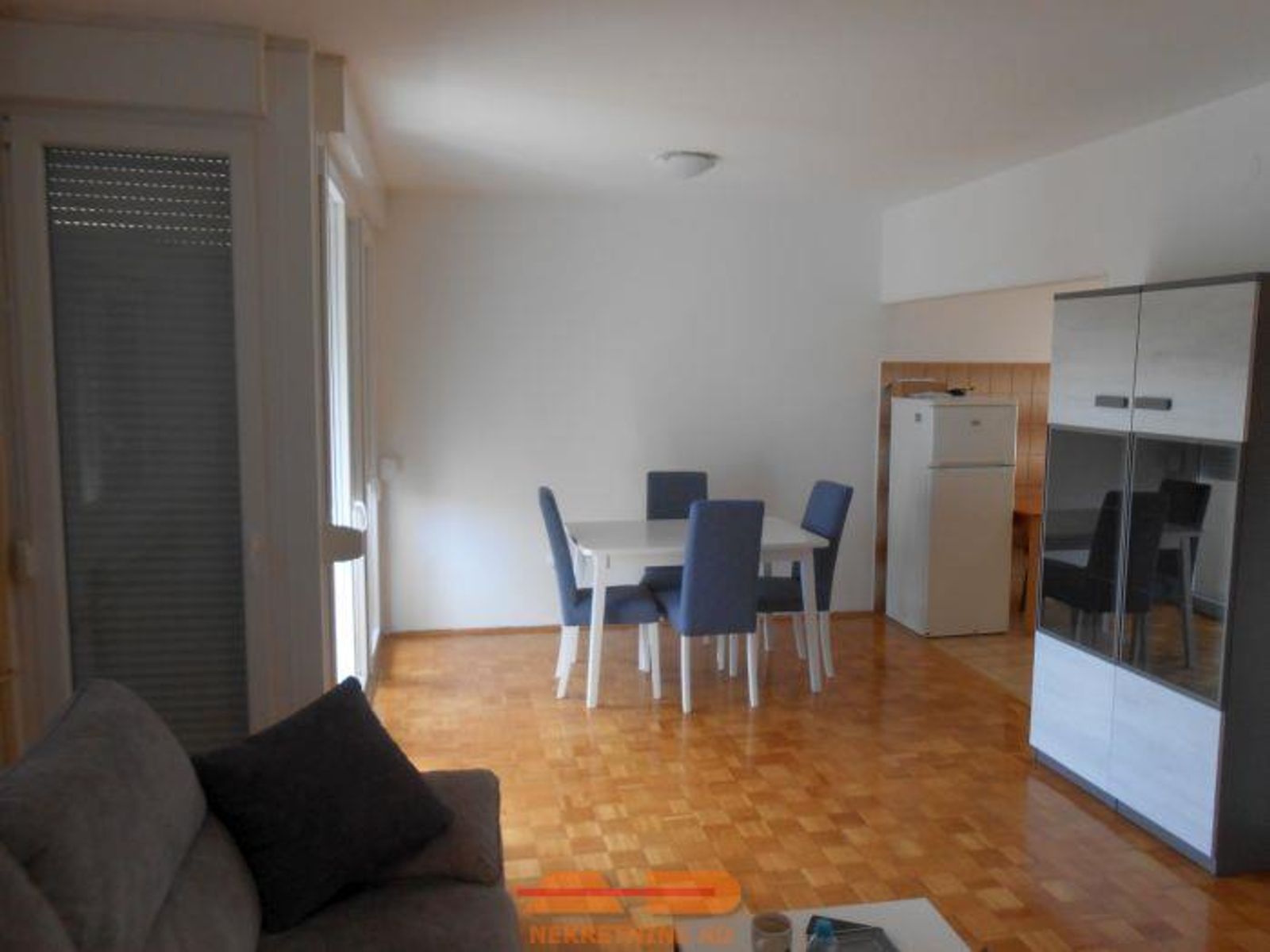 Centar, 60 m2, 1. kat, obnovljena zgrada! — fotografija 2