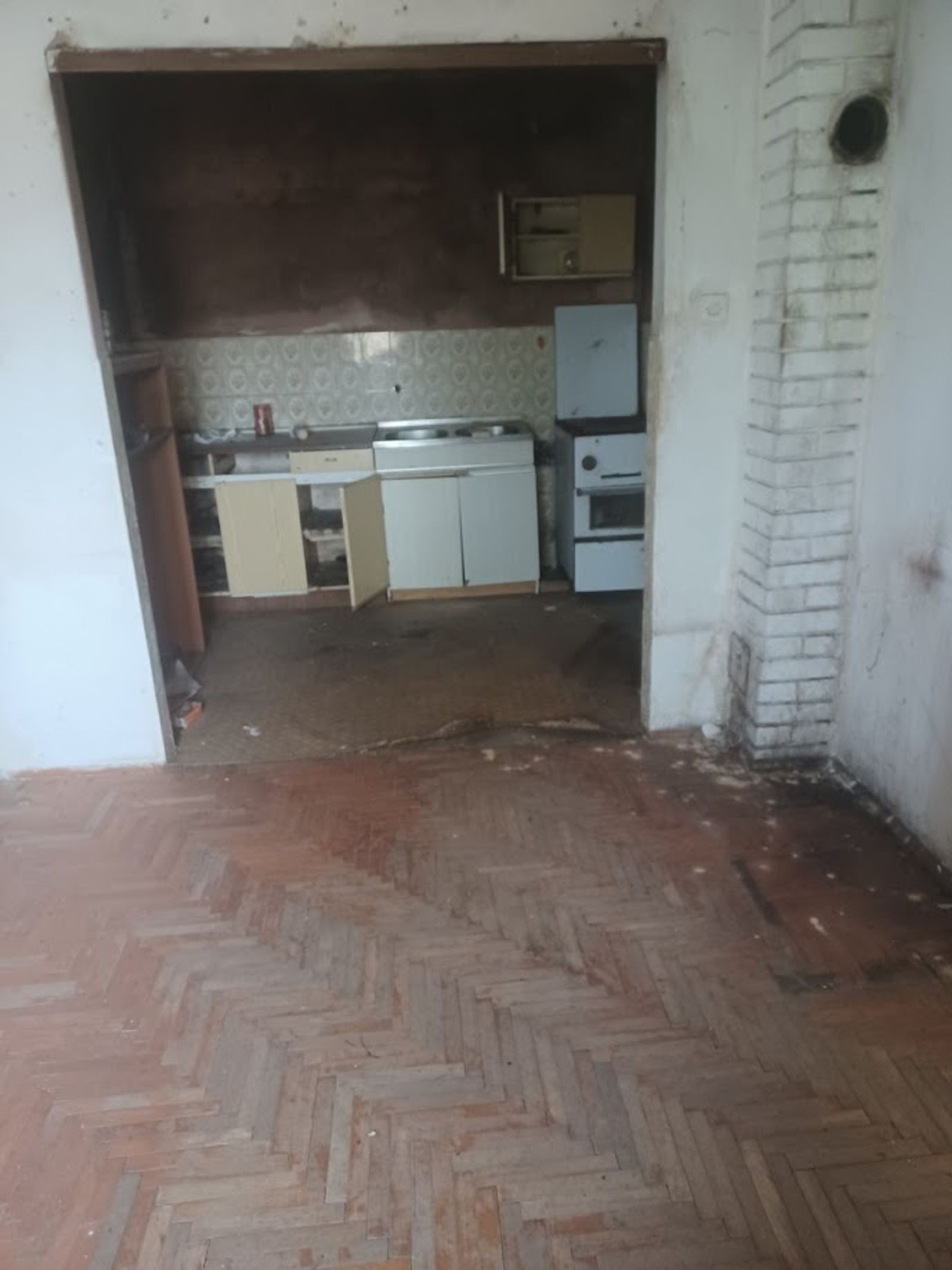 Kuća za adaptaciju sa 2 stana, mirna lokacija! — fotografija 5
