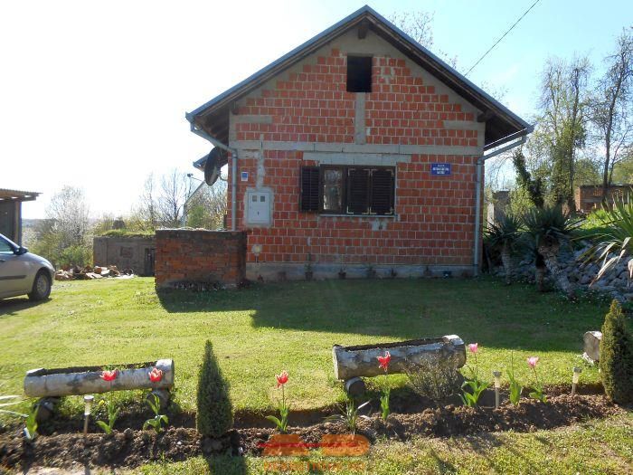 Novija kuća + okućnica, mirna lokacija Kusonje!