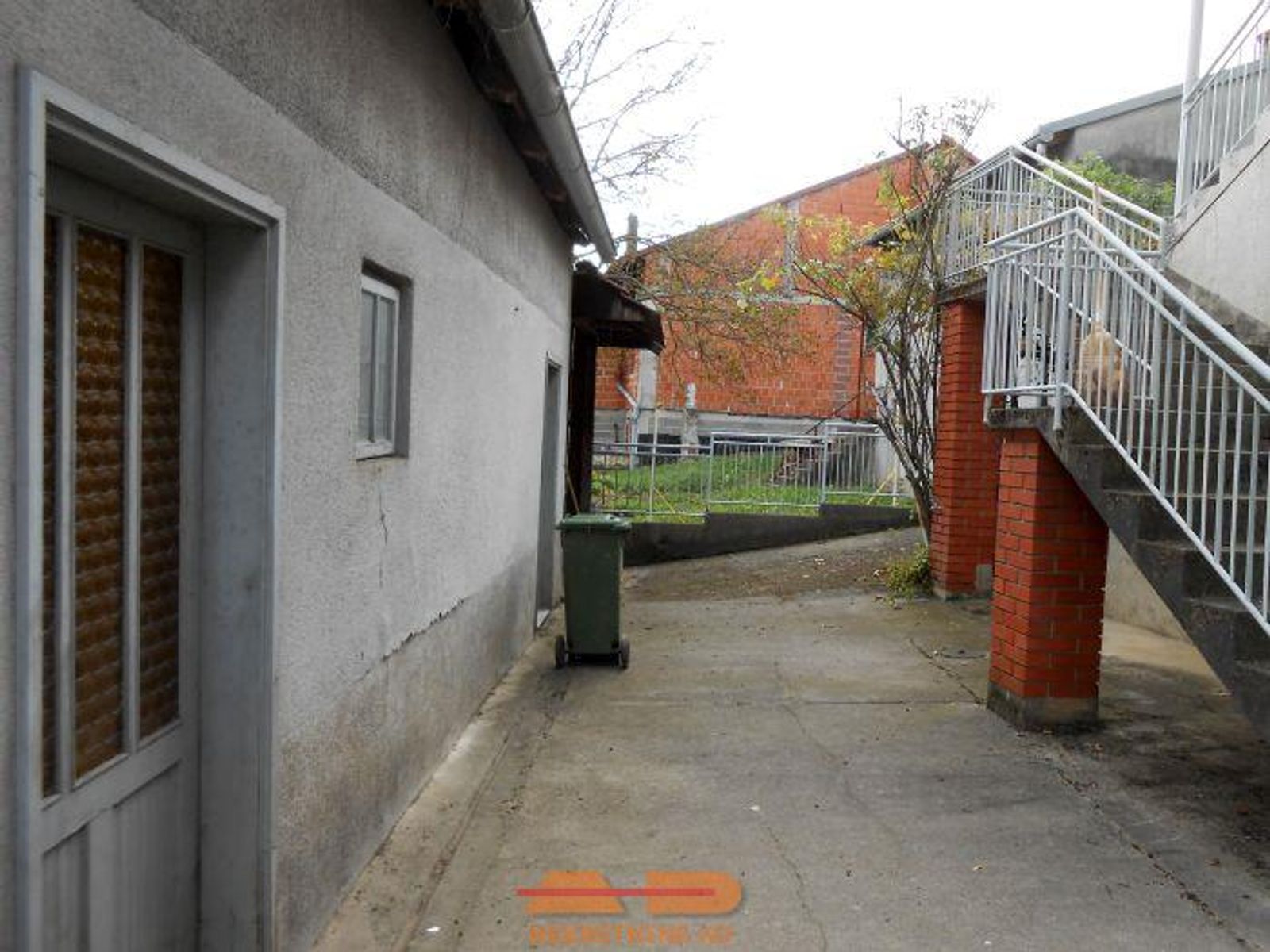 Kuća sa 2 odvojena stana, objekt, dvorište! — fotografija 6