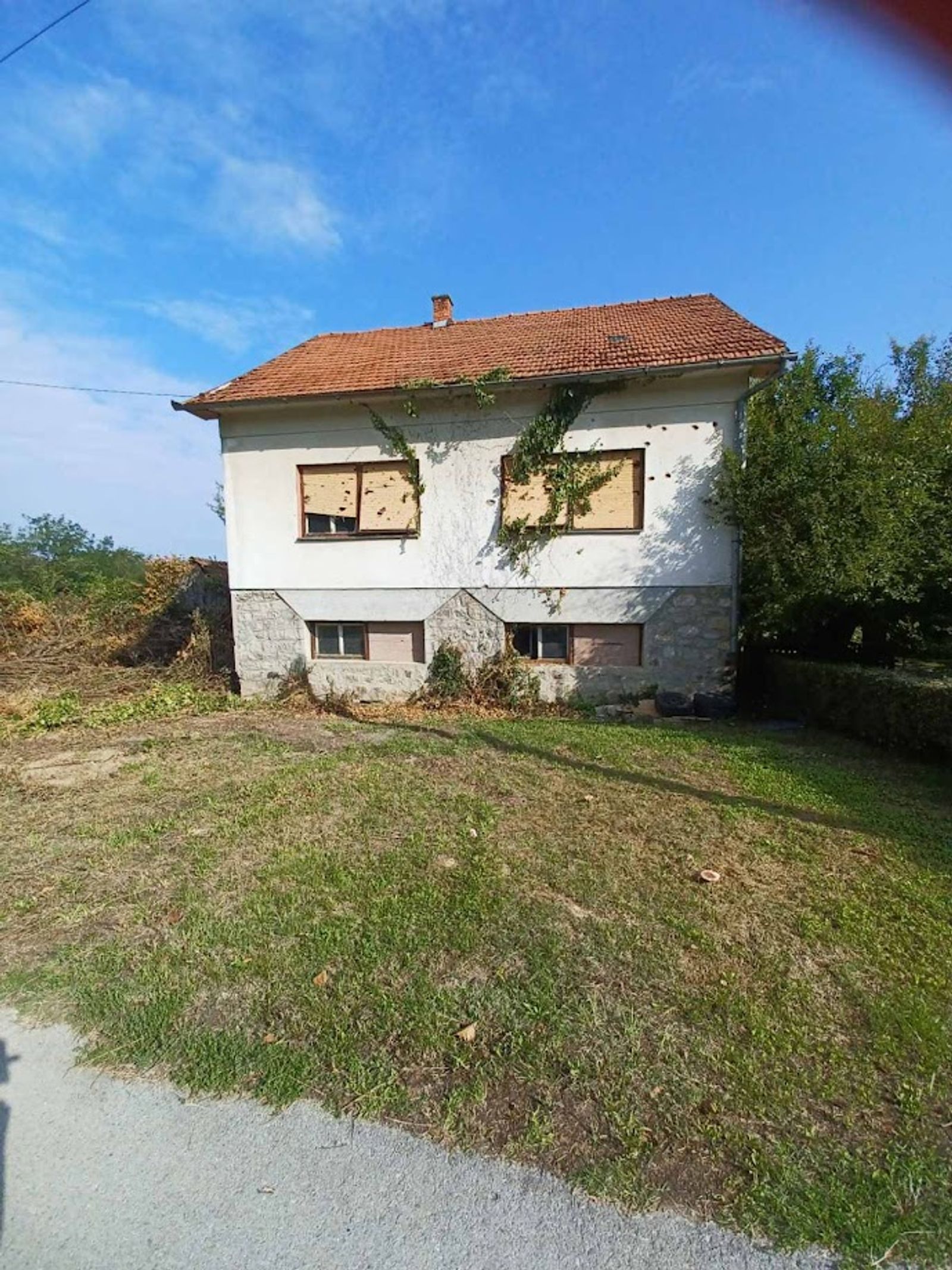 Kuća za adaptaciju sa 2 stana, mirna lokacija! — fotografija 1