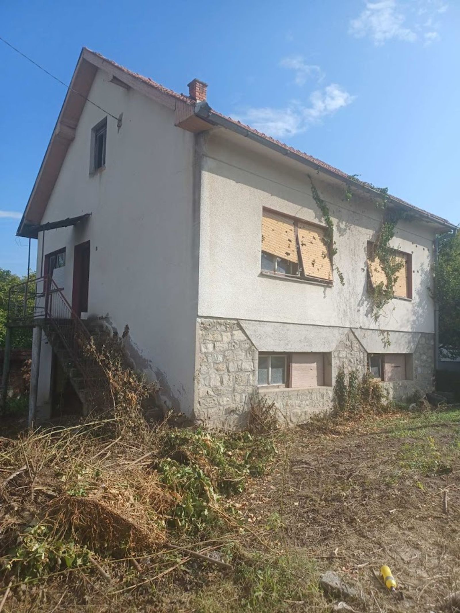 Kuća za adaptaciju sa 2 stana, mirna lokacija!