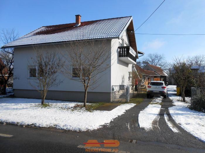 Renovirana kuća, dvorišni stan, garaže, okućnica!