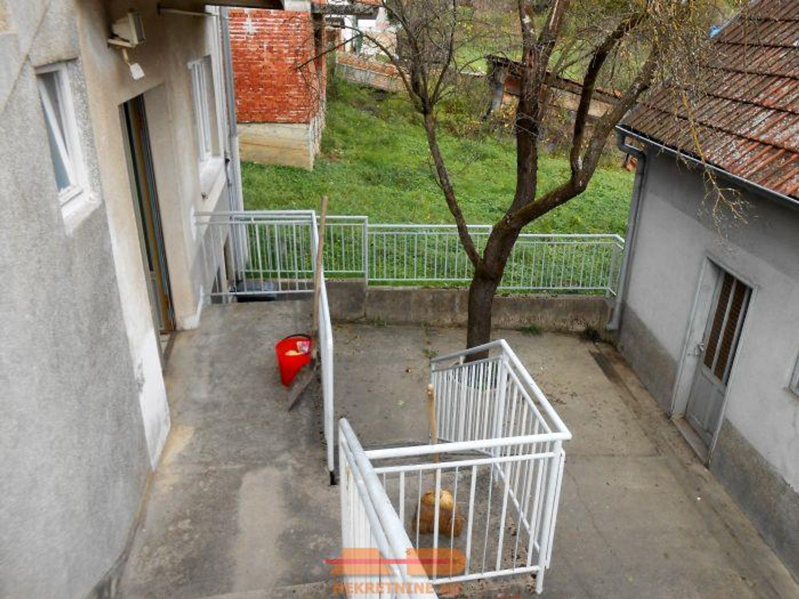 Kuća sa 2 odvojena stana, objekt, dvorište! — fotografija 5