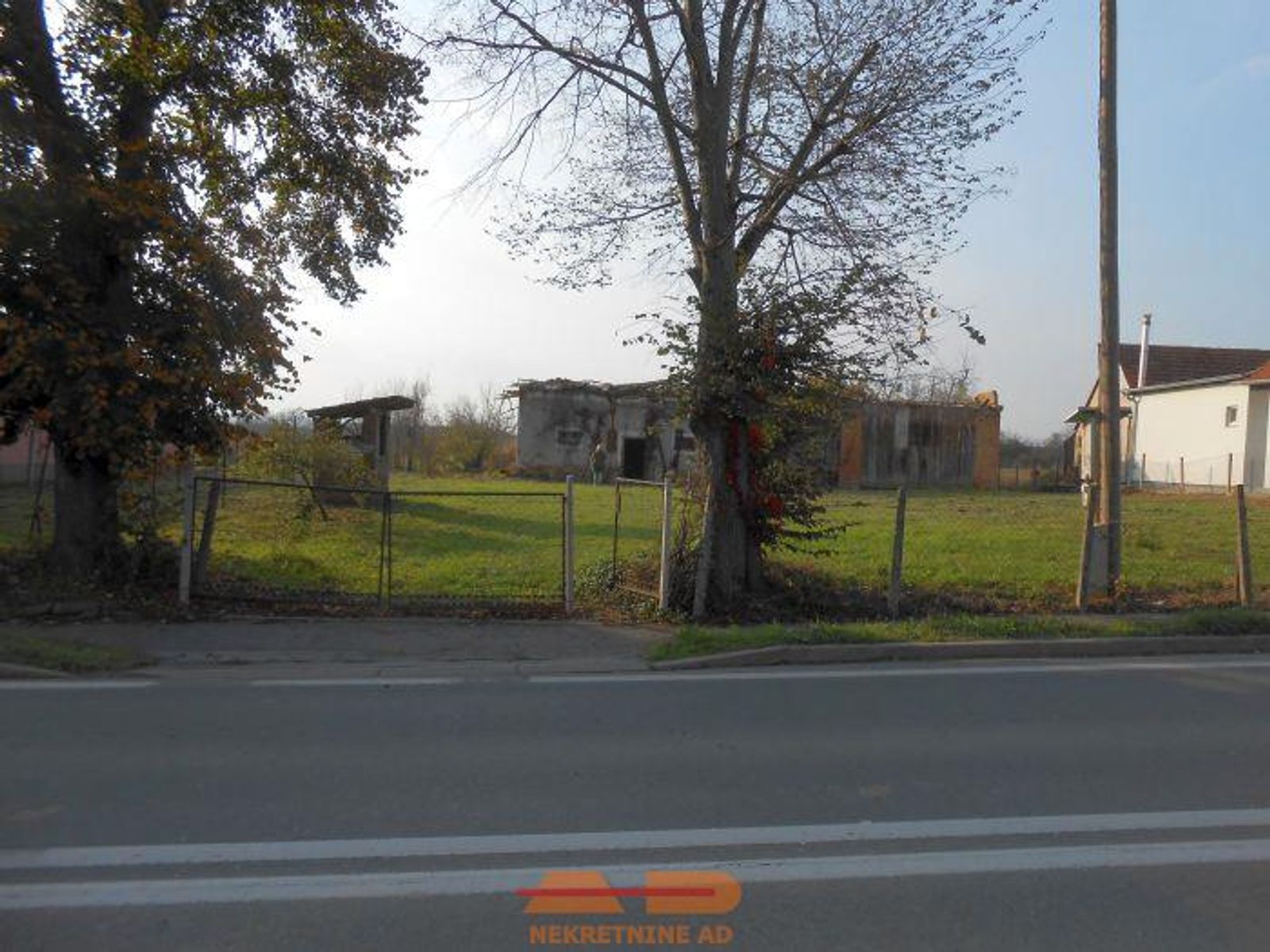 Gradilište sa objektom i oranicom, Badljevina! — fotografija 1