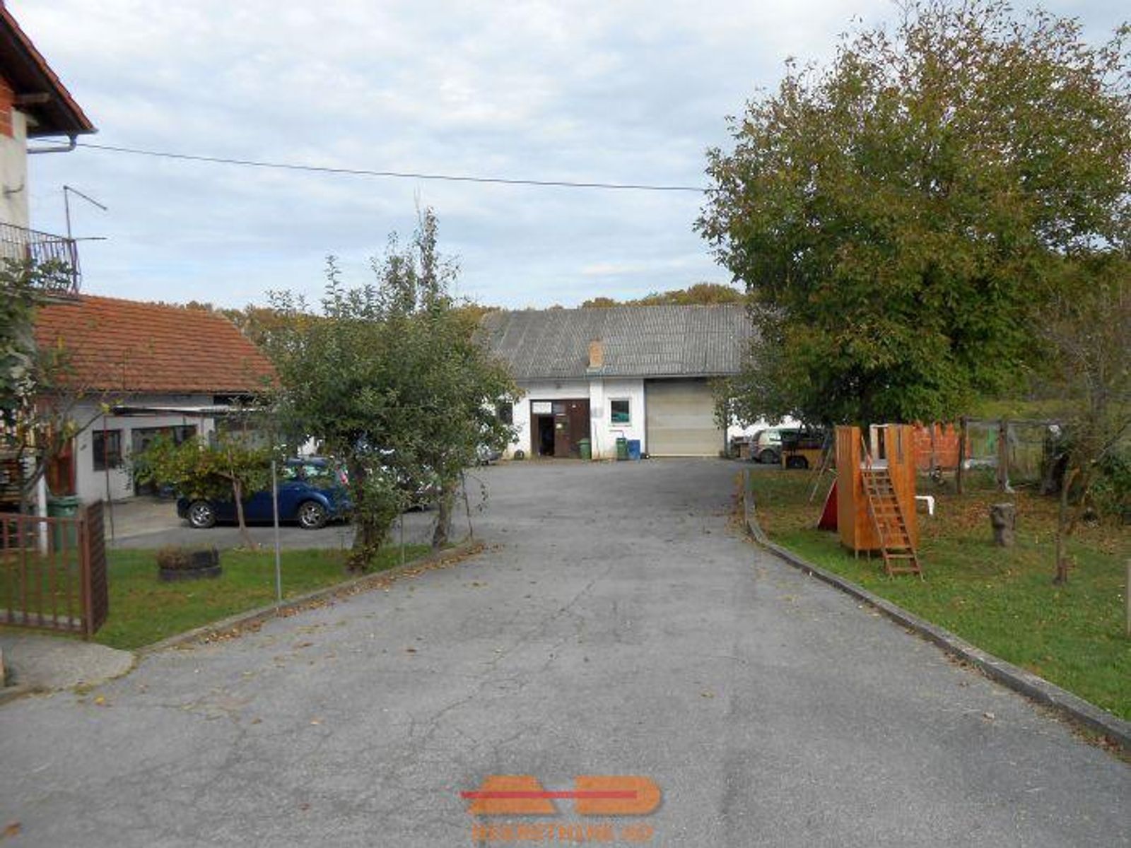 Kuća sa 2 stana, 3 garaže, poslovni objekt! — fotografija 4