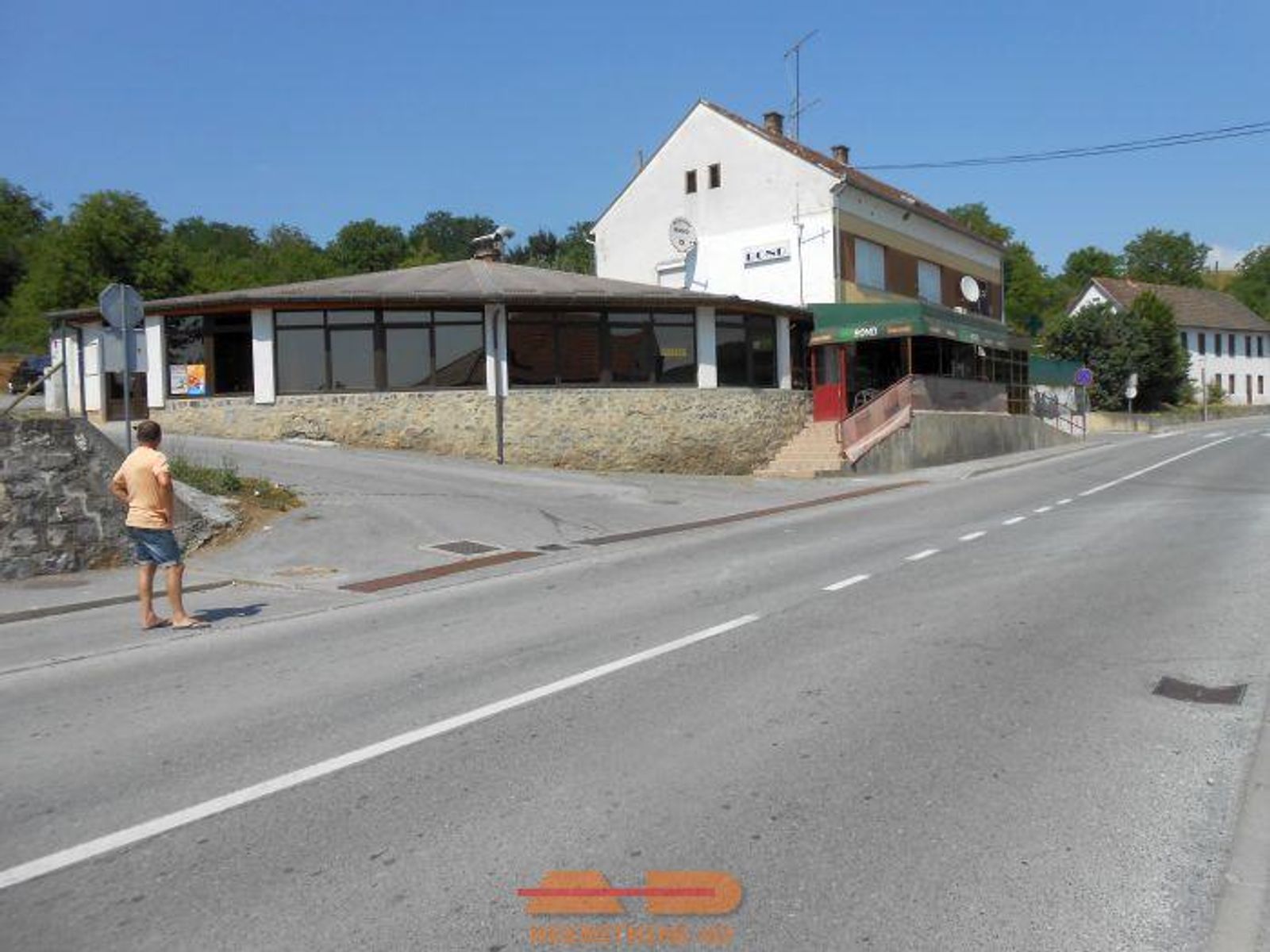 Uhodan, renoviran i opremljen bistro u Siraču! — fotografija 1