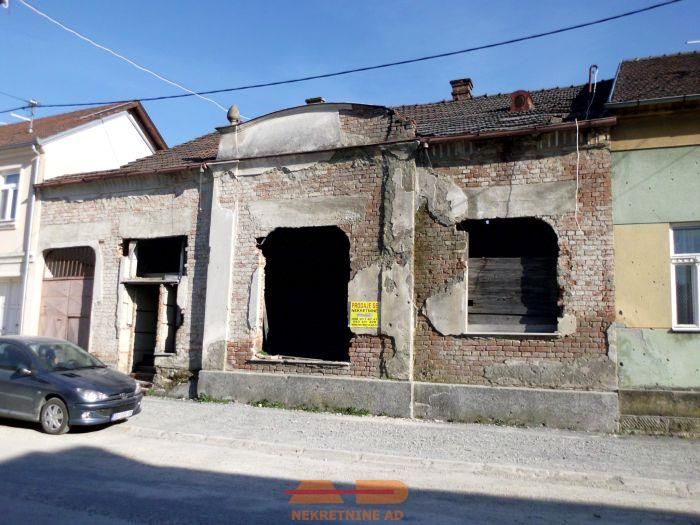 Starija kuća u centru Pakraca, lokal + stan!